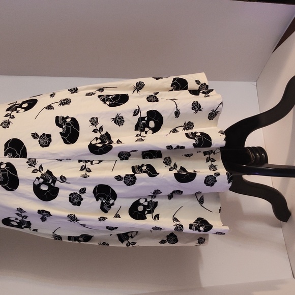 Cream & Black Skull Collared Dress Hot Topic Midnight Hour Size Small - Picture 4 of 9